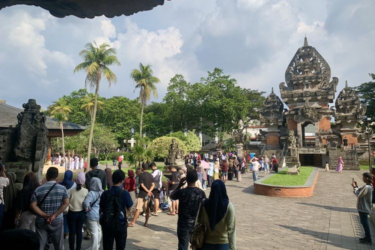 Melukat di TMII, BERITA FOTO: Ritual Melukat Bali di Taman Mini Indonesia Indah Jakarta
