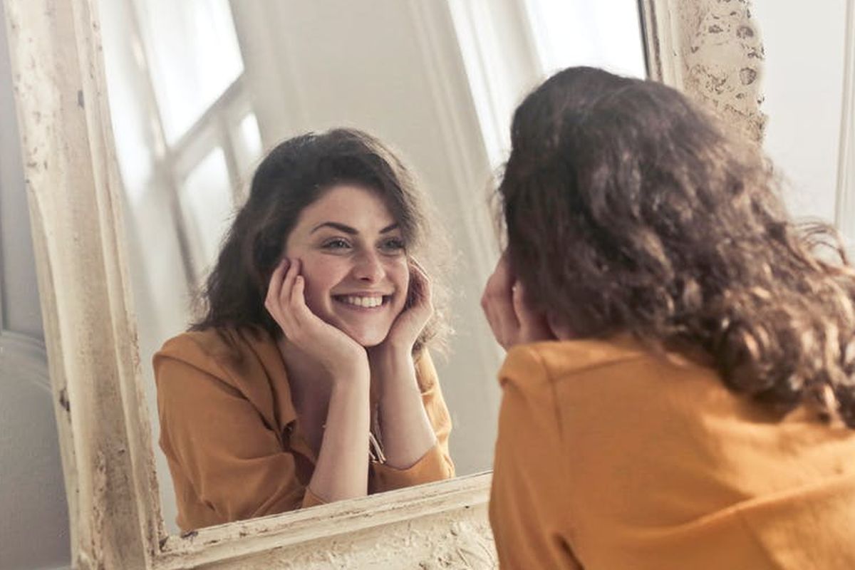 kesehatan mental, kesehatan emosional, depresi tersenyum, smiling depression, apa itu depresi tersenyum, apa itu smiling depression, terlihat bahagia tapi memendam kesedihan, Smiling Depression, Ketika di Balik Senyum Bahagia Ada Kesediahan Mendalam Tersembunyi, Apa itu smiling depression?, Stigma budaya dan media sosial, Gejala yang tidak terlihat, Mencari bantuan dan menawarkan dukungan