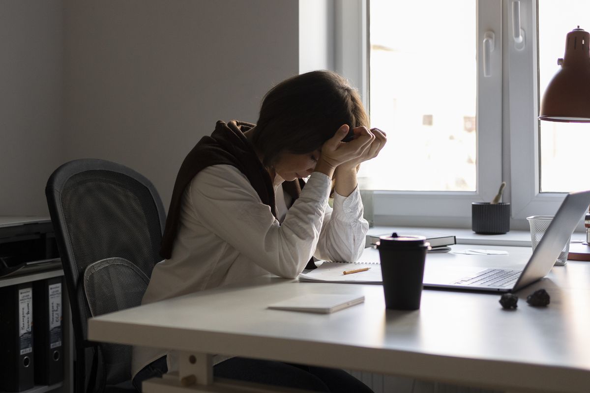 quiet quitting, quiet cracking, kondisi ekonomi tidak menentu, Setelah ‘Quiet Quitting’, Kini Muncul Fenomena Baru di Kantor: “Quiet Cracking”
