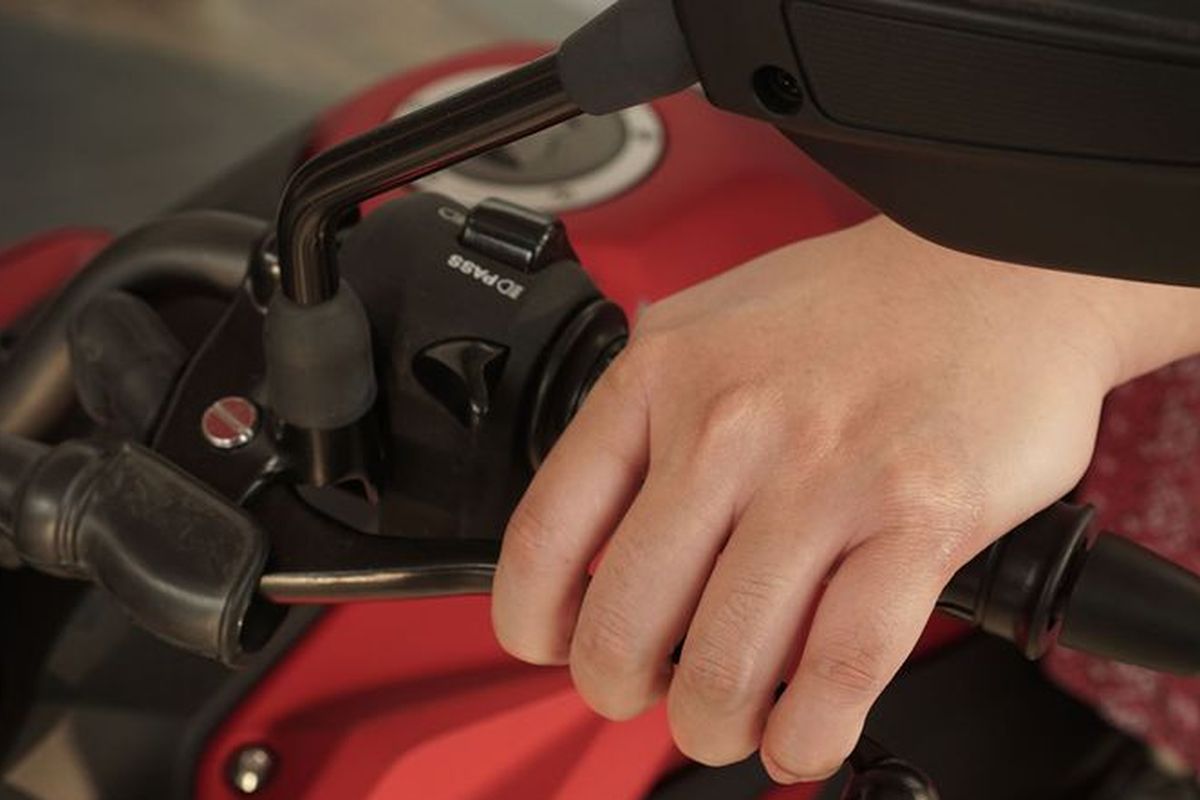 motor kopling manual, motor matik, transmisi motor, keunggulan motor, Perbandingan Motor Kopling Manual dan Matik: Kelebihan dan Kekurangan