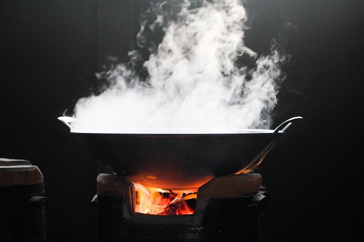 telur gulung, Cara bikin telur gulung, cara bikin telur gulung anti gagal, telur gulung enak, Tips Sukses Bikin Telur Gulung Ala Abang-abang, Dijamin Anti Gagal, 1. Gunakan telur dan air tanpa campuran tepung, 2. Gunakan botol kecil atau sendok sayur untuk menuang adonan, 3. Minyak harus panas, tetapi api jangan terlalu besar, 4. Teknik menggoreng yang tepat