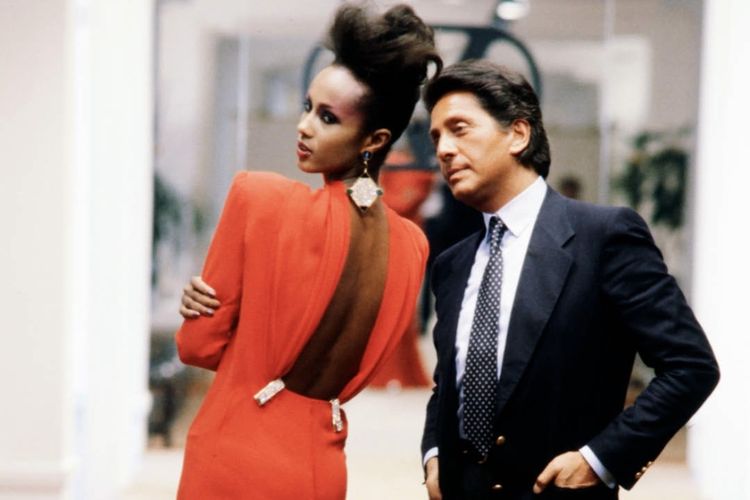 Valentino Wafat di Usia 93 Tahun, Ini Jejak Sang Maestro Mode, Dari Italia kecil ke pusat mode dunia, Filosofi sederhana: Membuat perempuan merasa cantik, Favorit selebritas, bangsawan, dan ikon dunia, Valentino Red, warna yang jadi identitas, Pensiun di puncak, tetap dikenang lintas generasi, Warisan elegansi yang tak lekang waktu