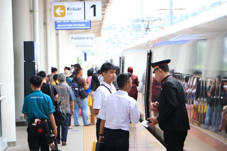 Whoosh, whoosh jakarta bandung, penumpang whoosh 2025, jumlah penumpang whoosh 2025, Turis Asing Doyan Naik Whoosh Sepanjang 2025, Berdampak Positif untuk Ekonomi