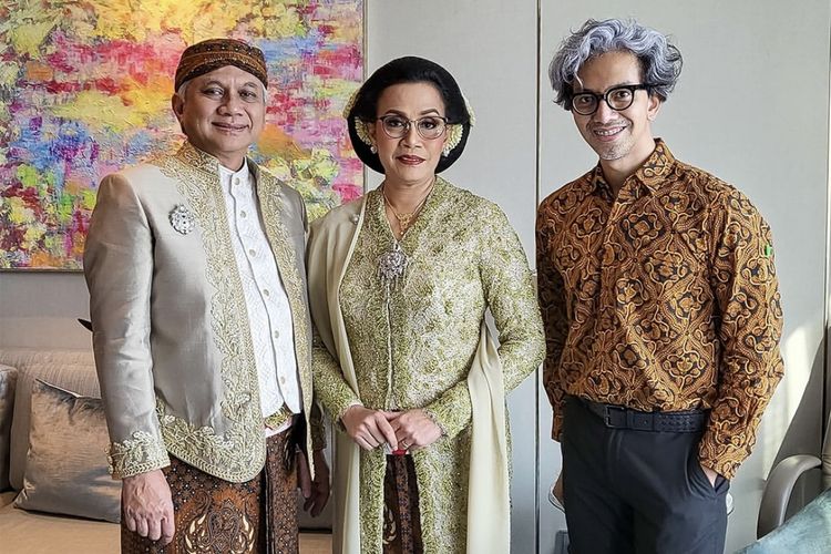 Didiet Maulana, Sri Mulyani, kebaya rancangan Didiet Maulana, kebaya Sri Mulyani, Kebaya Didiet Maulana, kisah kebaya didiet maulana, Kisah Didiet Maulana Merancang Kebaya Sri Mulyani Selama 12 Tahun, Desain Simpel Jadi Favorit, Awal perjumpaan yang tak terduga, Inspirasi busana Sri Mulyani, Ciri khas busana, elegan tapi praktis, Tantangan merancang busana untuk Sri Mulyani, Relasi yang lebih dari sekadar klien