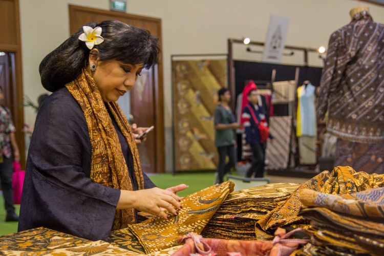 PT KAI, Anne Avantie, Kereta Api Indonesia, batik parang, batik truntum, desainer anna avantie, seragam KAI, seragam cinta indonesia, batik sawunggaling, 5 Fakta Menarik Seragam KAI Rancangan Anne Avantie, Namanya Cinta Indonesia, 1. Waktu dan tempat peluncuran, 2. Makna motif batik, 3. Desain seragam Cinta Indonesia, 4. Alasan kolaborasi dengan KAI, 5. Cerita personal di balik seragam Cinta Indonesia