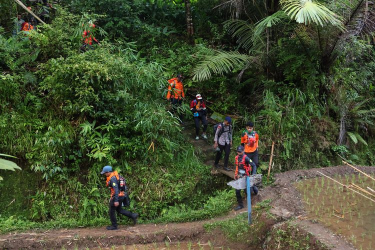Makassar, Kisah Evakuasi Pramugari Pesawat ATR 42-500, Terjang Hujan Lebat dan Medan Terjal Bulusaraung