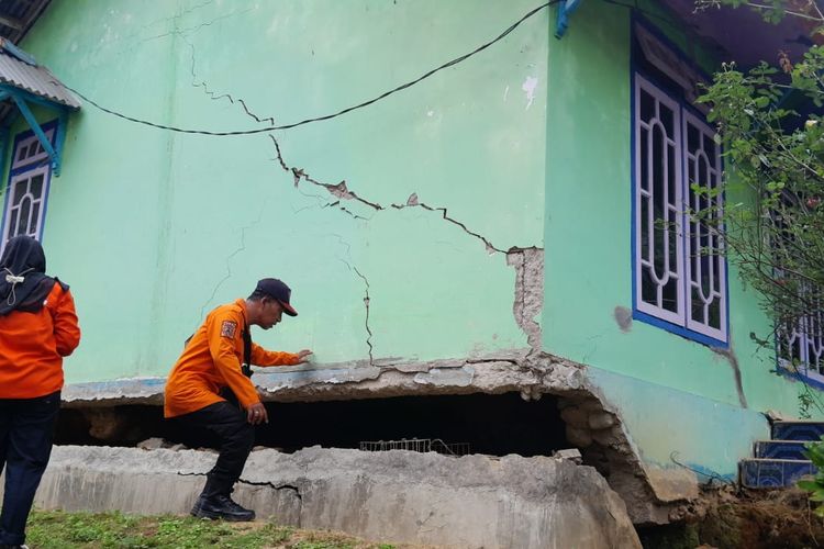 BERITA FOTO: Kerusakan akibat Tanah Bergerak di Tegal, Awal mula pergerakan tanah, Trauma warga, Tinggal di tenda pengungsian, Bangunan roboh, Status tanggap darurat, Rencana lokasi 