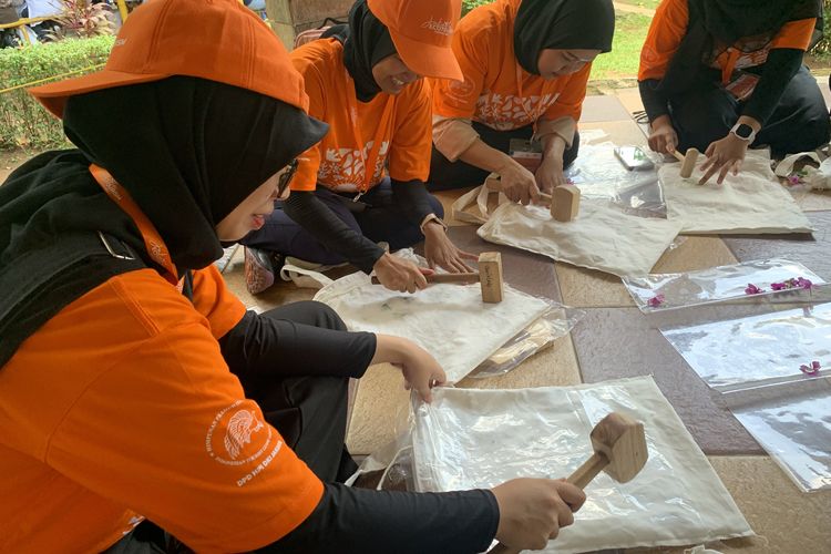ecoprint adalah, ecoprint tote bag, ecoprint merupakan metode pewarnaan tekstil yang unik karena, metode ecoprint ada berapa, metode ecoprint dan bahan bahan yang diperlukan, Bisa Jadi Ide Aktivitas Wisata Seni, Apa Itu Ecoprint?