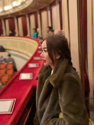 Aura Kasih, gaya Aura Kasih, 7 Gaya Aura Kasih Liburan Akhir Tahun di Jepang, Simpel dan Timeless, 1. Monokrom klasik, 2. Outfit hangat untuk jalan kaki santai, 3. Turtleneck hitam yang elegan, 4. Sentuhan feminin dengan coat panjang, 5. Gaya city stroll yang santai, 6. Kasual modern di area publik, 7. Minimalis tapi berkarakter