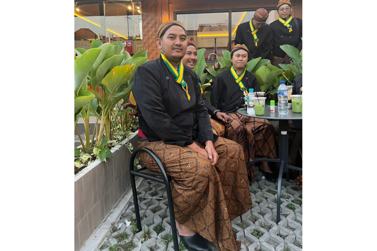 Malam 1 Suro, Mangkunegaran, Kirab Malam 1 Suro, kirab 1 Suro, busana Kirab Malam 1 Suro, kirab malam 1 suro, Malam 1 Suro 2025, Kirab 1 Suro Mangkunegaran 2025, kirab 1 suro, busana kirab malam 1 suro, Gaya Pria Peserta Kirab Malam 1 Suro, Tampil Maksimal dengan Busana Jawa