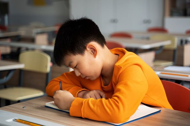 toxic, Kalimat Sepele tapi Toxic ini Bisa Melukai Mental Anak Laki-laki, 1. Meremehkan emosi anak laki-laki, 2. Memaksa anak laki-laki harus kuat, 3. Mengaitkan perilaku dengan gender, 4. Mengabaikan kebutuhan anak, 5. Menggunakan perbandingan, 6. Mengungkapkan kemarahan orangtua, 7. Menutup ruang aman emosional