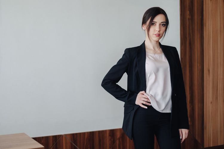 dress, 7 Tipe Dress untuk Wanita 50 Tahun agar Tetap Stylish dan Elegan, 1. Maxi dress , 2. Midi dress, 3. Fit and flare, 4. Dress lengan 3/4, 5. Collared dress, 6. Gaya klasik , 7. Cocktail dress