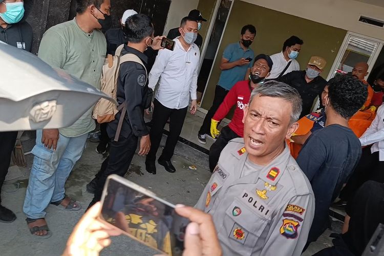 Lombok, Lombok Barat, mayat dicor, Pembunuhan di Lombok barat, mayat perempuan dicor, pembunuhan di lombok, mayat perempuan dicor di lombok, mayat dicor di Lombok barat, mayat perempuan dicor di Lombok barat, Hilang 13 Hari, Wanita di Lombok Barat Ditemukan Dicor di Sumur oleh Kekasihnya