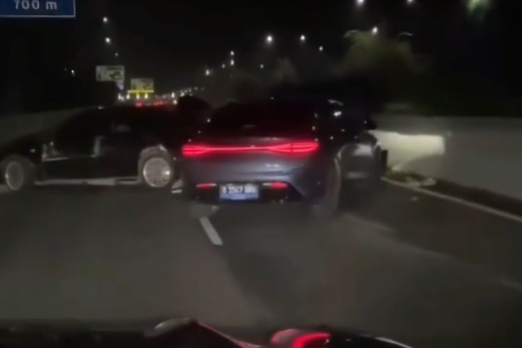 bus listrik, PO Sumber Alam, tabrak lari, tol bandara, kecelakaan Lamborghini, Bus Listrik, Kendaraan Listrik, kendaraan listrik, Tabrak Lari, Tol Bandara, Kecelakaan Lamborghini, Populer Otomotif, artikel terpopuler, kecelakaan lamborghini, [POPULER OTOMOTIF] Uji Coba Bus Listrik PO Sumber Alam Jogja-Jakarta