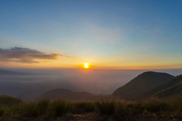 5 Gunung yang Ramah Pemula, Cocok untuk Solo Hiking, 1. Gunung Andong, 2. Gunung Prau, 3. Gunung Bismo, 4. Gunung Penanggungan