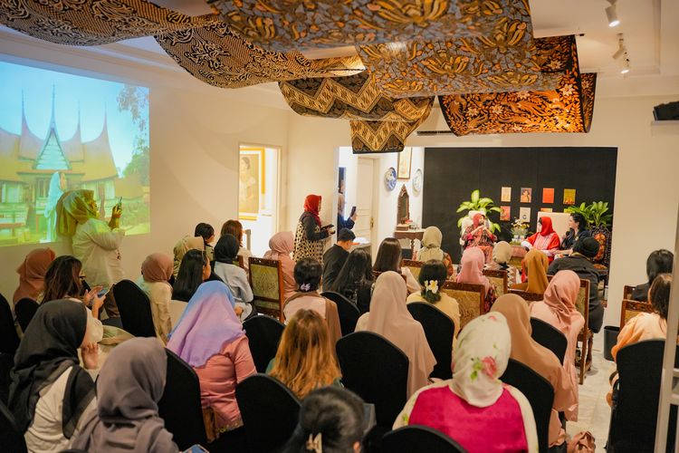 perempuan Indonesia, Dewi Motik, Nurhayati Subakat, makna kemerdekaan, ParagonCorp, dewi motik pramono, batik irwan tirta, Nurhayati Subakat dan Dewi Motik Ajak Perempuan Indonesia Maknai Kemerdekaan