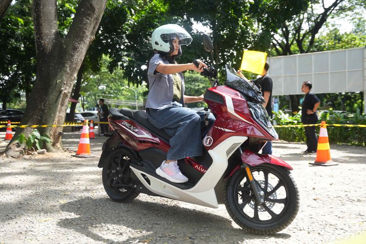 ALVA, motor listrik, baterai, bahan baku, Harga Bahan Baku dan Baterai Naik, Alva Masih Tahan Harga Motor Listrik