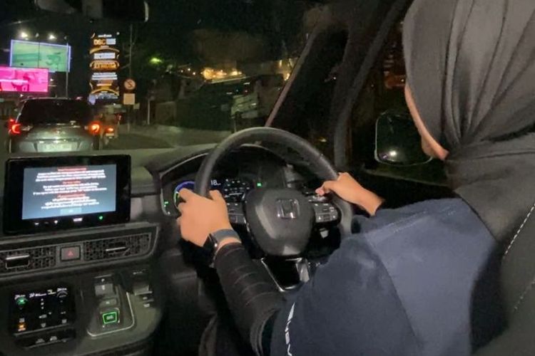 Honda, mobil, Honda Step WGN, Honda Step WGN e:HEV, Kelebihan dan Kekurangan Honda Step WGN e:HEV, Memperkenalkan Honda Step WGN e:HEV di Indonesia, Kenyamanan dan Visibilitas yang Memukau, Performa Mesin yang Responsif dan Halus, Mudah Dikendalikan di Berbagai Situasi, Kepraktisan dalam Pengaturan Fitur, Kelemahan yang Perlu Diperhatikan