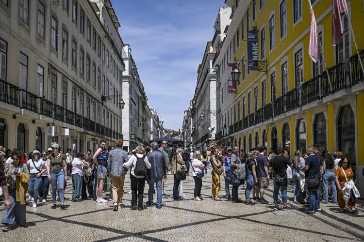 mati lampu hari ini, spanyol dan portugal mati listrik, pemadaman listrik di spanyol, dampak mati listrik di spanyol dan portugal, pemadaman listrik di portugal, bandara lisbon portugal, spanyol mati lampu, portugal mati lampu, Bandara Portugal Mati Listrik, Penumpang Antre di Ruangan Gelap Tanpa AC