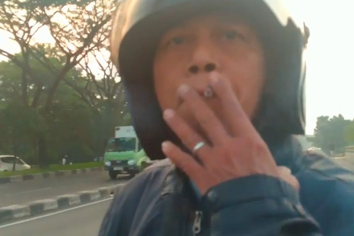merokok, motor, Motor, berkendara, Merokok, pelanggaran, Jangan Merokok Saat Naik Motor, Bahayakan Pengendara Lain