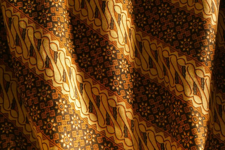 batik, Dave Tjoa, kain, 4 Cara Merawat Kain Batik agar Awet Dipakai Bertahun-tahun, 1. Menjaga kondisi ruangan tetap kering untuk mencegah jamur pada kain batik, 2. Membersihkan debu secara berkala tanpa merusak serat kain, 3. Menggunakan bahan pencuci yang lembut agar warna batik tetap terjaga, 4. Menghindari paparan sinar matahari langsung saat menjemur batik