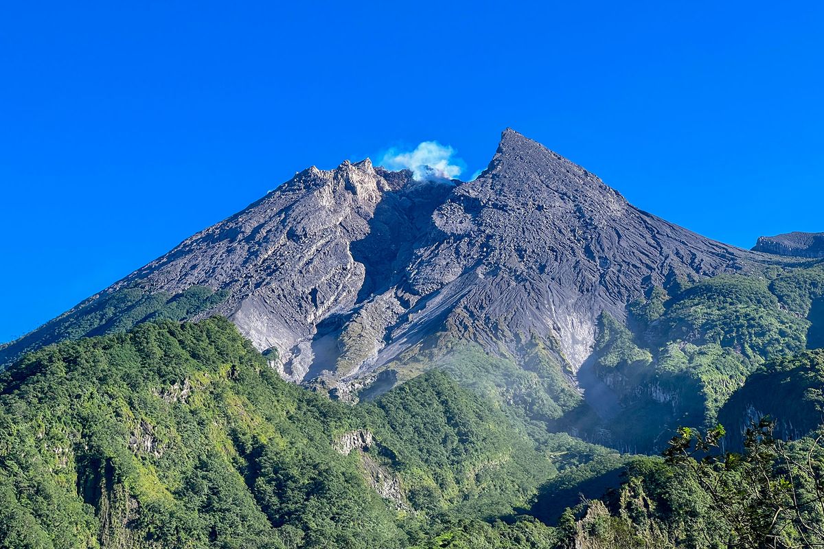 Gunung Dukono, gunung api aktif, Pemerintah Perketat Pengawasan Wisata di Kawasan Gunung Api,  Ilustrasi Gunung Semeru erupsi., Pemandu wisata akan diaudit, Destinasi wisata di sekitar gunung api aktif di Indonesia, 1. Gunung Merapi:, 2. Gunung Bromo, 3. Gunung Semeru