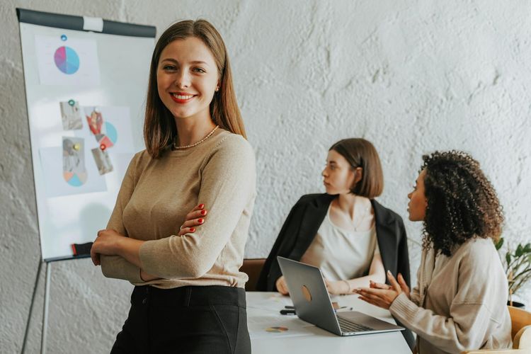 Kemandirian ekonomi, prioritas hidup, keputusan memiliki anak, tekanan sosial, Perempuan Mandiri Secara Finansial, Mengapa Banyak yang Menunda Punya Anak?
