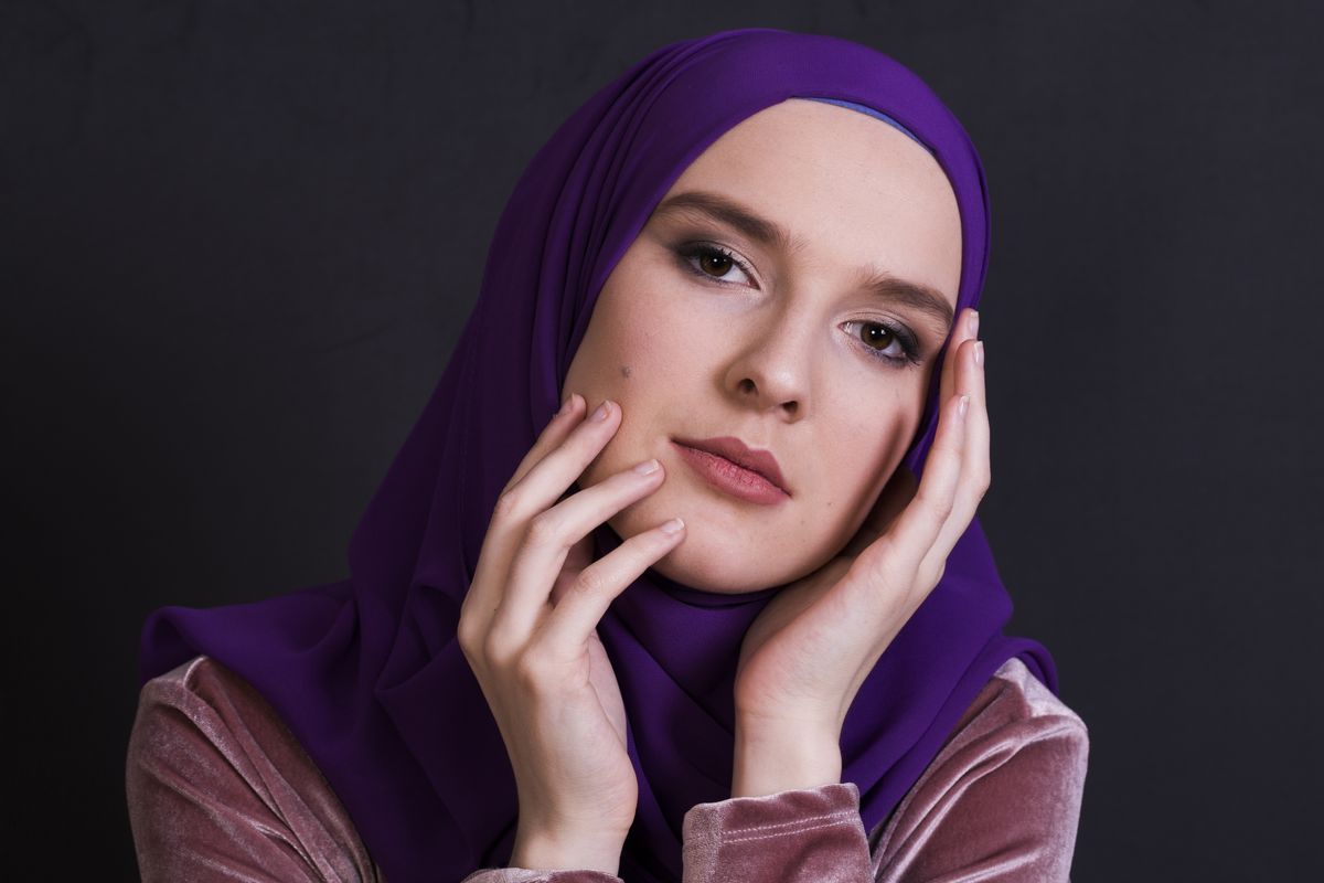 8 Tips Complexion Flawless untuk Lebaran, Ringan dan Anti Cakey, 1. Mulai dengan persiapan kulit yang optimal, 2. Sesuaikan makeup dengan kondisi kulit hari itu, 3. Pilih shade foundation yang menyatu sempurna, 4. Gunakan concealer dengan tepat , 5. Tambahkan glow dengan highlighter , 6. Gunakan contour secara natural, 7. Pilih tools makeup yang tepat, 8. Kunci makeup dengan bedak secara ringan