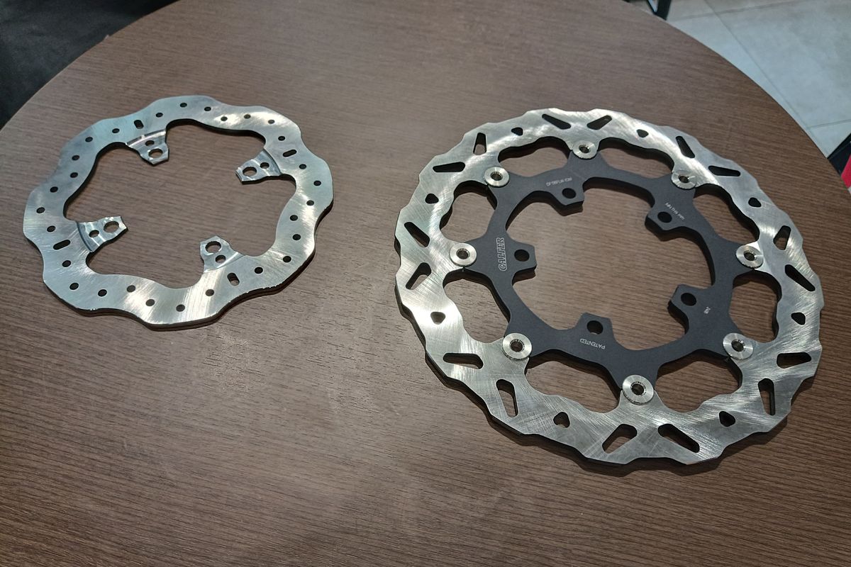 motor, performa pengereman, fiks, aksesoris motor, Motor, cakram floating, Perbandingan Cakram Floating dan Fiks: Mana yang Lebih Baik?