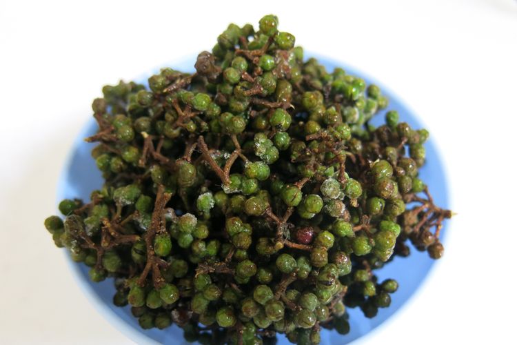 rempah, Indonesia, masakan, bumbu, 7 Rempah Asli Indonesia yang Paling Disukai Dunia Versi TasteAtlas, 1. Lengkuas (Galangal), 2. Andaliman, 3. Kemukus (Cubeb Pepper), 4. Daun Salam, 5. Kecombrang, 7. Cengkeh