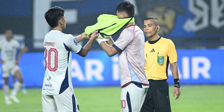 Carlos Pena, Persita, Dewa United, Super League, Persita Tangerang, Ricky Kambuaya, Dika Pratama, Persita Kalah dari Dewa United, Carlos Pena Sebut Level Wasit Indonesia Buruk