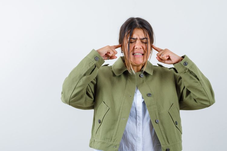 stres, suara bising, 8 Hal yang Diam-diam Memicu Stres, Termasuk Gangguan Suara Bising, 1. Suhu ruangan yang tidak nyaman, 2. Minimnya paparan sinar matahari, 3. Gangguan suara bising di sekitar, 4. Pola pernapasan yang terlalu dangkal, 5. Kebiasaan selalu "siaga" setelah jam kerja, 6. Sering multitasking, 7. Banyak mengambil keputusan, 8. Jadwal yang terlalu padat