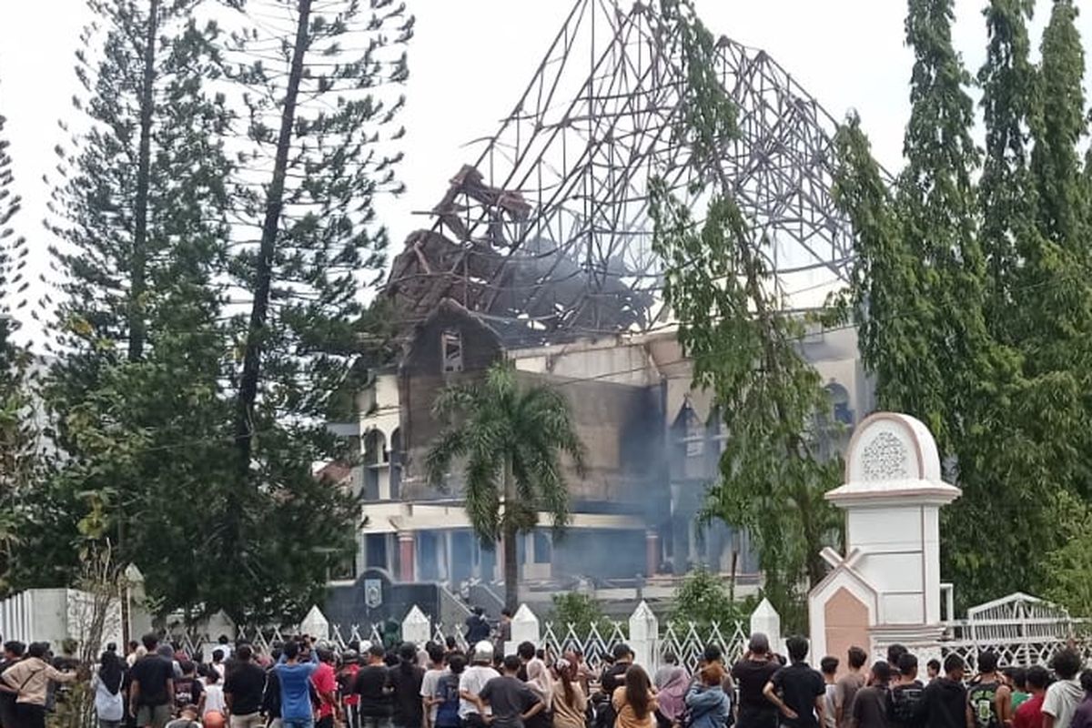 DPRD NTB, gedung dprd NTB, tameng, Gedung DPRD NTB dibakar massa aksi, Gedung DPRD NTB dibakar, demo di mataram hari ini, pelajar SMP ambil tameng polisi, tameng polisi, Pelajar SMP di Mataram Diamankan karena Ambil Tameng Polisi saat Demo, LPA NTB Turun Tangan