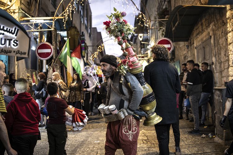 Natal, tradisi Natal, perayaan Natal, Tradisi Natal Unik di Berbagai Negara, dari Nenek Sihir Italia hingga Sepatu Jodoh di Republik Ceko, Italia: Befana, Nenek Sihir Pembawa Hadiah Natal, Austria: Krampus, Sosok Menakutkan Penegur Anak Nakal, Spanyol: El Caganer, Ornamen Natal yang Tak Lazim, Norwegia: Menyembunyikan Sapu Lidi dari Penyihir, Guatemala: Membakar Replika Setan Jelang Natal, Kanada: Mummering, Tradisi Natal ala Topeng Ceria, Republik Ceko: Lempar Sepatu Penentu Jodoh, Ukraina: Sarang Laba-laba Pembawa Keberuntungan, Iran: Puasa Kecil Menyambut Natal, Irlandia: Menyisakan Kudapan untuk Sinterklas