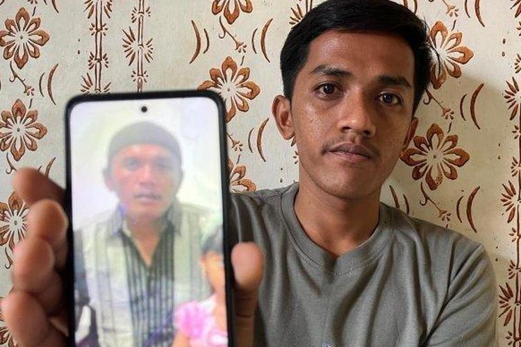 KMP Tunu Pratama Jaya, Banyuwangi, Tunu Pratama Jaya tenggelam di Selat Bali, KMP Tunu Pratama Jaya tenggelam di selat Bali, Korban selamat KMP Tunu Pratama Jaya, korban selamat KMP tunu pratama, Mereka yang Bertahan di Selat Bali Saat KMP Tunu Pratama Jaya Tenggelam, Ada yang Peluk Jasad Sang Ayah, 'Saya rangkul tubuh bapak saat tenggelam dalam ombak', Detik-detik kapal tenggelam, Ditemukan nelayan, Berenang selama berjam-jam, Bagaimana Perkembangan Pencarian?, Bagaimana kronologinya?