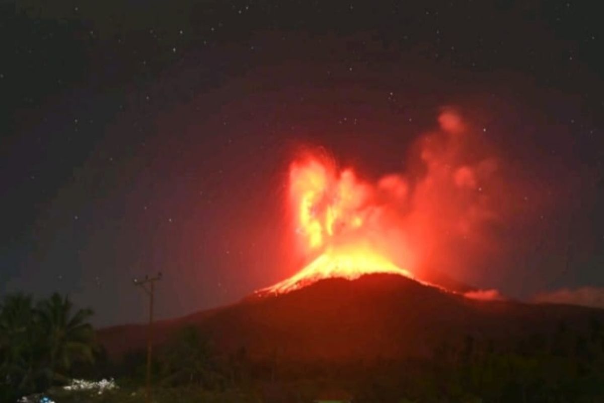 Gunung Lewotobi Laki-laki, Nusa Tenggara Timur, erupsi, Erupsi, gunung lewotobi laki-laki, gunung lewotobi laki-laki erupsi, Gunung Lewotobi Laki-laki Erupsi 2 Hari Berturut, Kolom Abu Tembus 19 Ribu Meter
