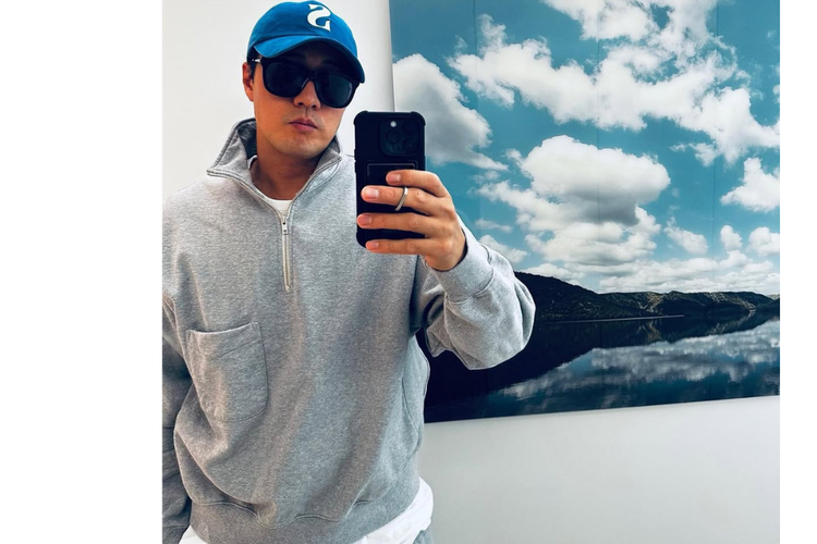 So Ji Sub, Mercy for None, gaya So Ji Sub, mercy for none, so ji sub drama, so ji sub style, so ji sub mercy for none, inspirasi style so ji sub, gaya so ji sub, fashion so ji sub, drakor mercy for none pemain, drakor mercy for none, 5 Gaya So Ji Sub Pemeran Drakor Mercy for None, Stylish di Usia 47, 1. Serba hitam semi-formal, 2. Padukan dengan topi , 3. Casual untuk hangout., 4. Formal dan chic, 5. Casual luxury