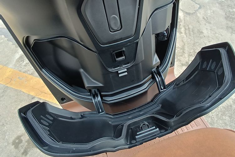 bagasi, bagasi motor, Simpan HP di bagasi motor, Mitos atau Fakta, Simpan HP di Bawah Jok Motor Berisiko Meledak?