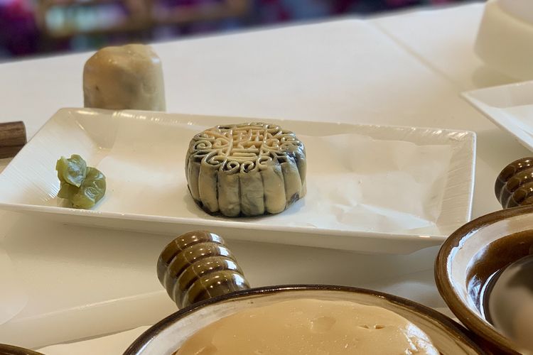 kue bulan, mooncake, cara makan kue bulan, kapan orang china makan kue bulan, minuman pendamping kue bulan, Bukan Utuh, Begini Cara Makan Kue Bulan ala Orang China
