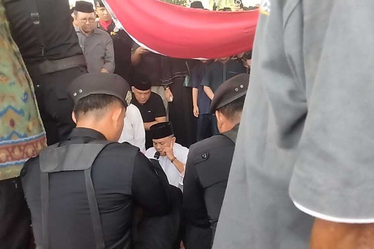 Alex Noerdin, Palembang, Alex Noerdin meninggal dunia, Punya Bintang Mahaputera, Mengapa Alex Noerdin Tidak Dimakamkan Secara Militer?, Penghormatan Terakhir dan Isak Tangis Keluarga, Dihadiri Tokoh dan Pejabat Sumsel, Wasiat Dimakamkan di TPU Keluarga, Kronologi Meninggal Dunia dan Status Hukum
