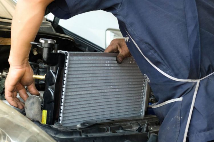 air radiator, Mitos atau Fakta, Tak Pakai Coolant Bisa Bikin Mobil Overheat?
