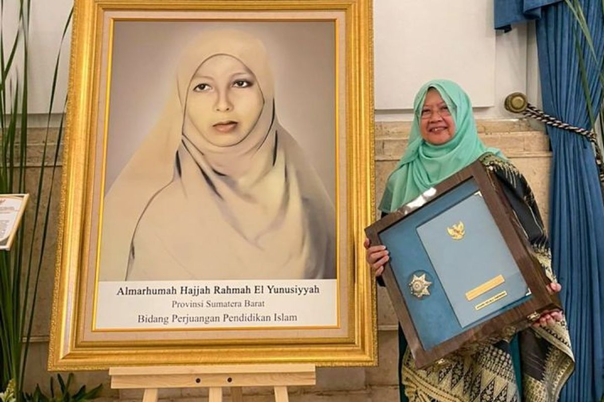 Rahmah El Yunusiyah, Diniyyah Puteri, Pahlawan Nasional 2025, rahmah el yunusiyah pahlawan nasional, Butuh 5 Presiden untuk Mengukuhkan Rahmah El Yunusiyah Jadi Pahlawan Nasional, Mengapa Rahmah El Yunusiyah Dianggap Layak Menjadi Pahlawan Nasional?, Bagaimana Perjalanan Panjang Pengusulan Gelar Ini?, Apa Saja Kontribusi Rahmah dalam Dunia Pendidikan dan Perjuangan?, Bagaimana Peran Rahmah dalam Perlawanan terhadap Penjajah?