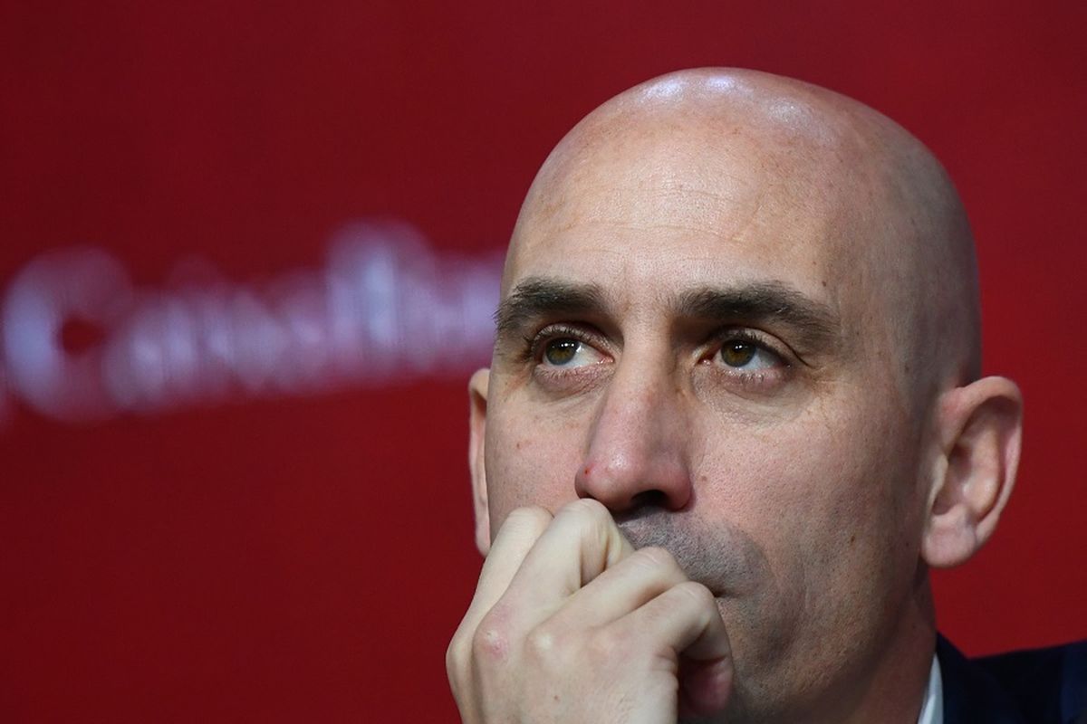 Luis Rubiales, RFEF, Jenni Hermoso, Luis Rubiales Cium Bibir Jenni Hermoso, luis rubiales cium bibir, Eks Presiden RFEF Luis Rubiales Jadi Sasaran Serangan Telur