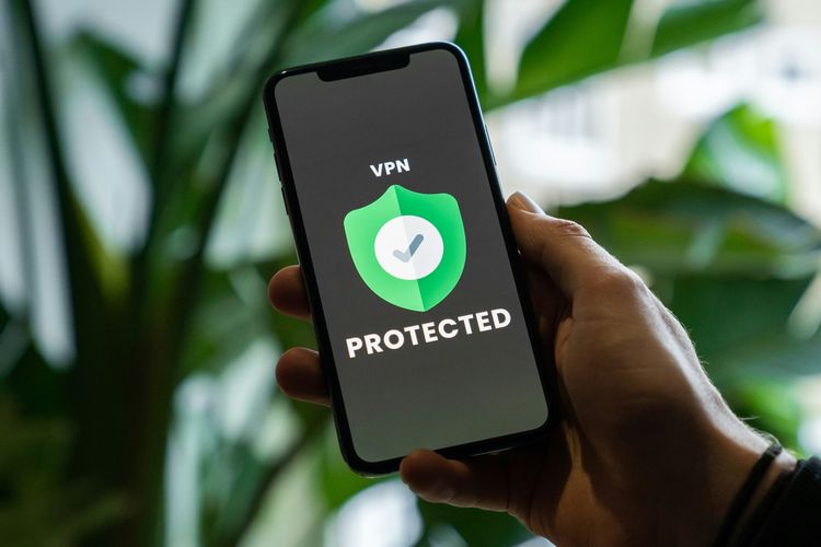 Handphone, traveling, Traveling, handphone, tips aman traveling, 5 Tips Bawa Smartphone dengan Aman Saat Traveling, Pakai layanan VPN, Selalu aktifkan fitur "Find My Device", Pakai tali gantungan HP (lanyard), Jangan scan QR code sembarangan, Pakai e-SIM