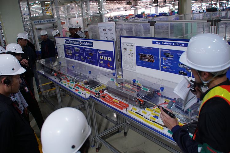 Industri Otomotif Indonesia, ekspor kendaraan Toyota, Primaniyarta Lifetime Achievement Award, kandungan lokal kendaraan, Perjalanan Panjang Ekspor Kendaraan Toyota di Indonesia