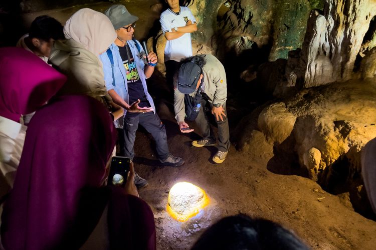 Wonogiri Historical Trip, Wisata Wonogiri, Keajaiban Alam Wonogiri, Serunya Jelajah Bentang Karst hingga Lembah Bengawan Solo Purba, Bentang alam karst di Wonogiri bagian selatan, Jelajah Goa Potro Bunder, Permukiman di lembah Bengawan Solo Purba, Wonogiri juga punya batik, Bakal digelar lagi