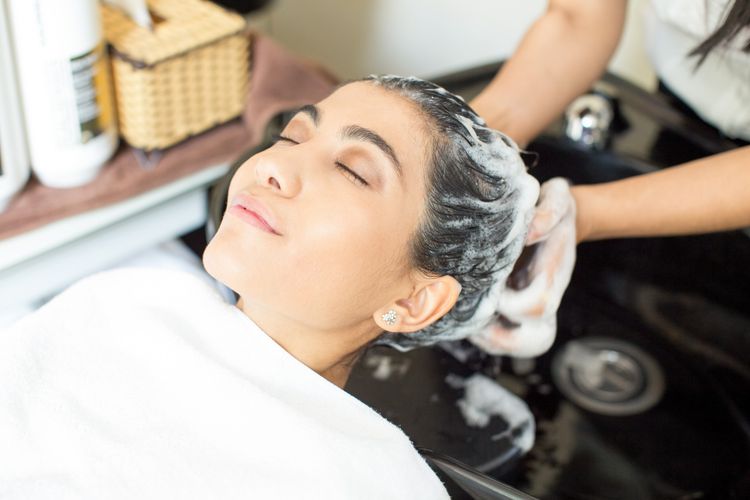 hair mask, creambath, cara pemakaian hair mask, cara pemakaian hair mask yang benar, hair mask adalah, hair mask dipakai kapan, pakai hair mask berapa lama, pakai hair mask, pemakaian hair mask, pemakaian hair mask yang benar, creambath dan hair mask apakah sama, creambath hair mask, Cara Pakai Hair Mask yang Benar, Aplikasikan ke Batang Rambut atau Kulit Kepala?, Hair mask untuk batang rambut yang kering, Kenapa hair mask tidak dianjurkan di akar rambut?, Creambath jadi produk yang dianjurkan untuk kulit kepala, Fungsi hair mask dan creambath tidak sama