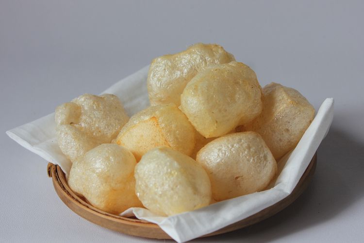 camilan pedas untuk jualan, ide usaha snack pedas, resep camilan kering awet, keripik pedas renyah, 10 Camilan Pedas untuk Jualan, Renyah Tahan Berminggu-minggu, 1. Kerupuk Seblak Kering, 2. Makaroni Goreng Pedas, 3. Keripik Tahu Bulat Pedas, 4. Keripik Singkong Balado, 5. Keripik Kaca Pedas, 6. Keripik Usus Ayam Pedas, 7. Keripik Pangsit Bawang Pedas, 8. Kerupuk Kulit Sapi (Rambak), 9. Basreng Mi Instan, 10. Basreng Ikan Pedas (Bakso Goreng)