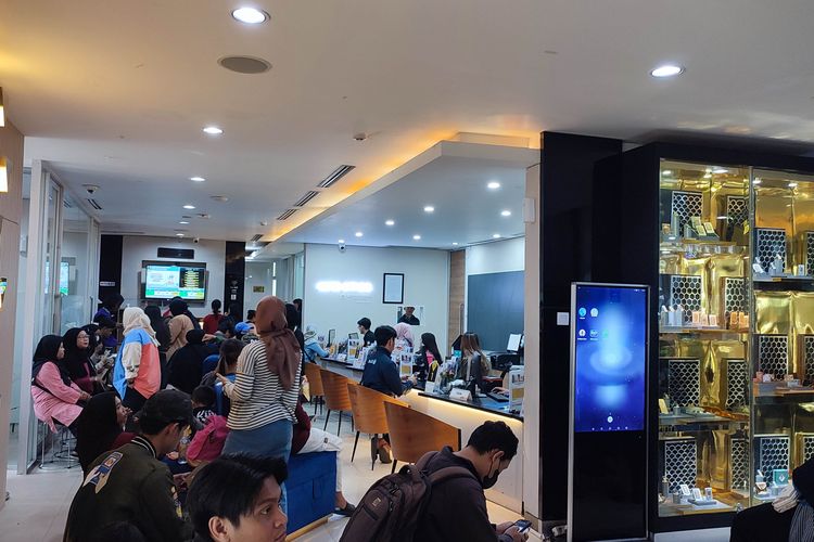 harga emas Antam, harga emas hari ini, harga emas, harga emas turun, Harga emas anjlok, Harga Emas Melemah, Warga Justru Tahan Diri untuk Beli, Apa Alasannya?, Harga Emas di Pegadaian Turun Tajam, Warga Pilih Menunggu, Belum Berani Membeli, Momentum Jual, Bukan Beli, Dampak Global dan Prospek ke Depan, Harga Emas Anjlok, Saatnya Waspada, Bukan Panic Buying
