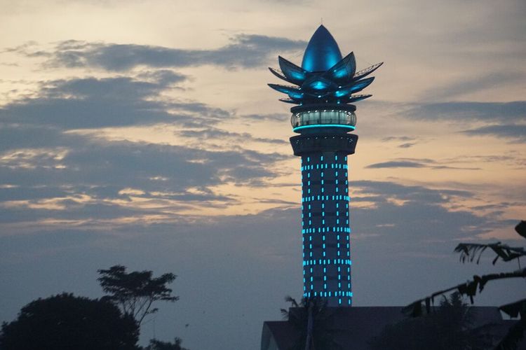 Purwokerto, rekomendasi wisata, 7 Spot Wisata di Sekitar Alun-Alun Purwokerto, Cocok untuk Liburan Hemat, 1. Alun-Alun Purwokerto, 2. Menara Pandang Teratai, 3. Madhang Maning Park, 4. Museum Bank Rakyat Indonesia (BRI), 5. Taman Mas Kemambang, 6. Rita SuperMall Purwokerto, 7. Masjid Raya Al-Ittihad